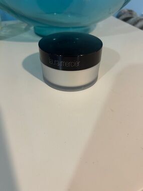 laura mercier Translucent Setting Powder - Black Lid, White Jar